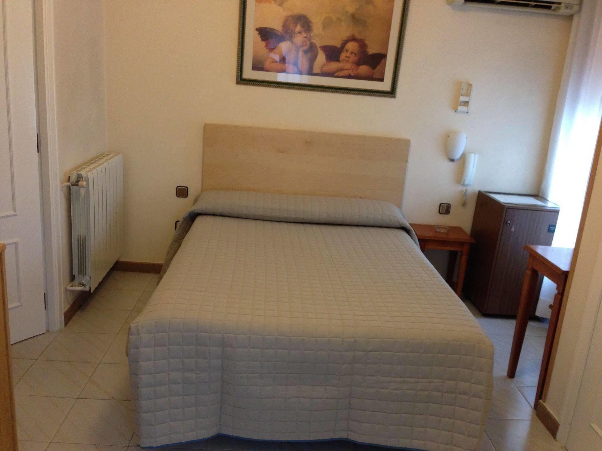 Hostal Cervantes Valdemoro Extérieur photo